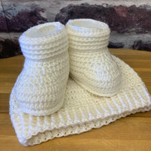Load image into Gallery viewer, HAND MADE MERINO WOOL BABY BOOTIES AND HATS