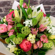 Load image into Gallery viewer, BOUQUET INCLUDING PEONIES